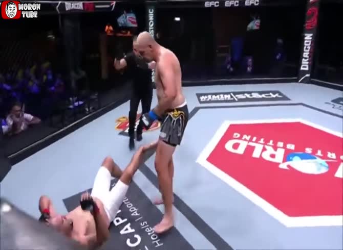 Video :A low kick causes an MMA fighter to break his leg